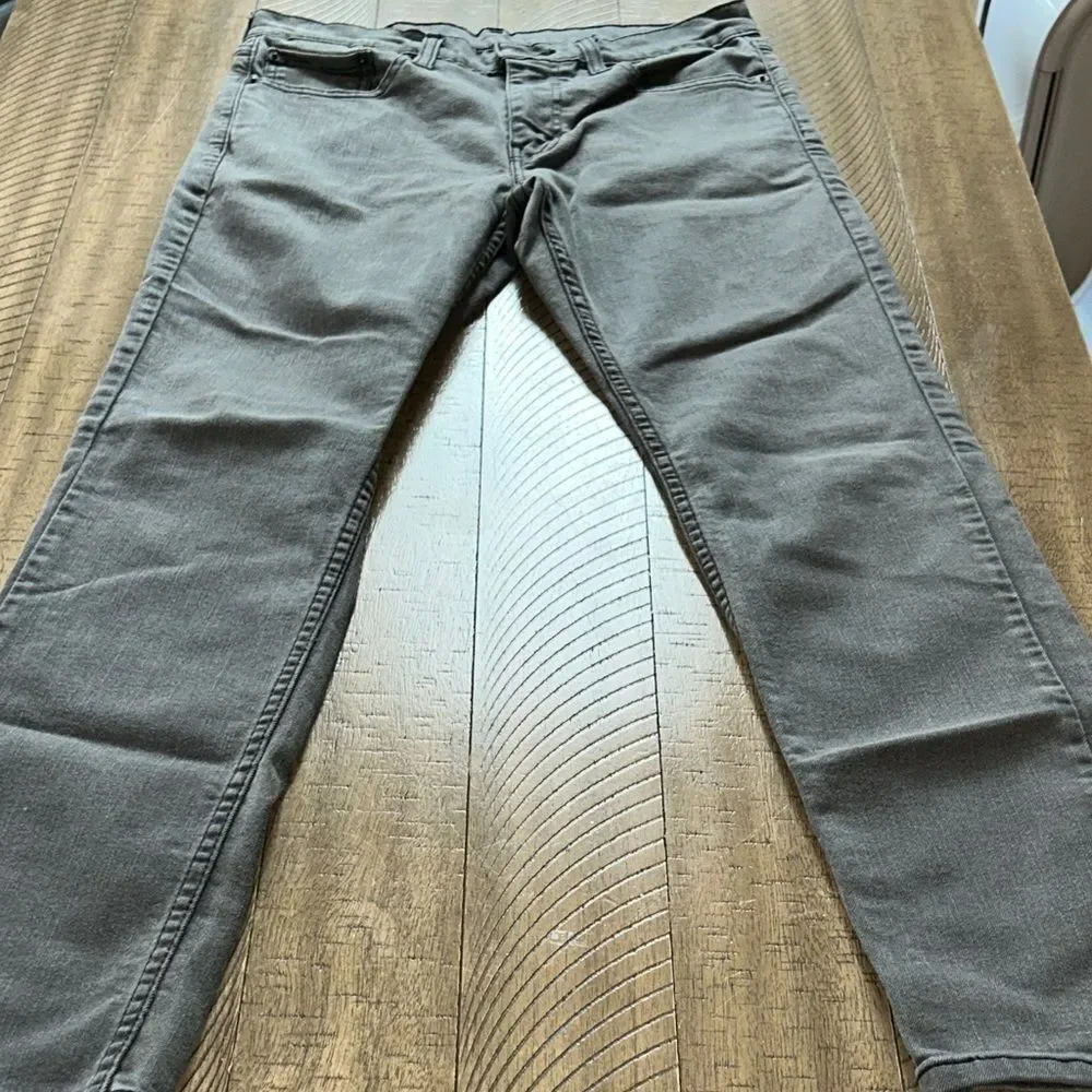 Levi's Men's Charcoal Gray Slim Jeans 👖 5 pockets for your gear ⚙️ stretch!